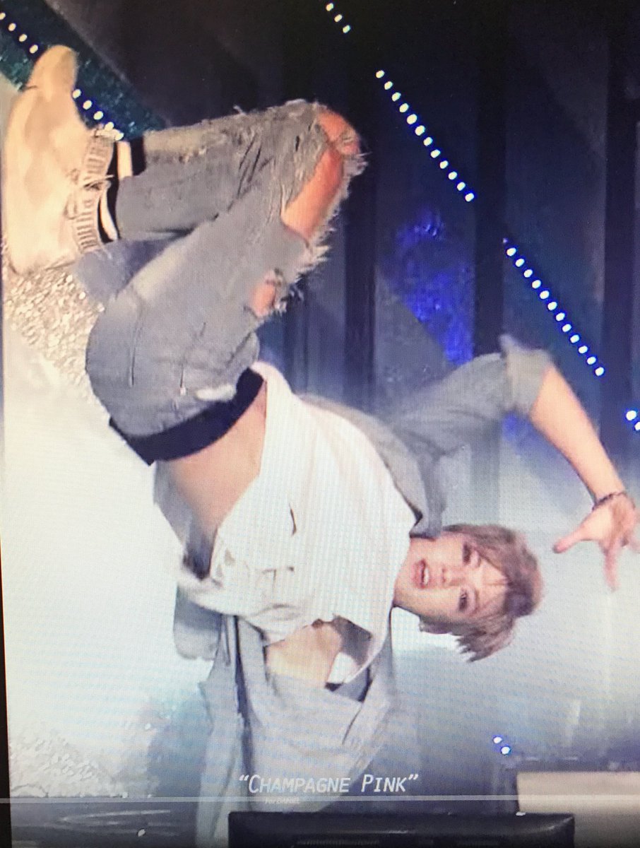 triangle051's tweet photo. 난 진짜 거꾸로 서서도 카메라와 아이컨택 하며 꼬시는 강다니엘 너무 신기해. (아직 겟어글리 직캠에서 못 빠져나온 1인) https://t.co/9nat6ClFi2
