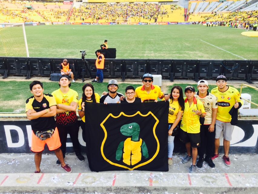 BarcEspol's tweet photo. Somos pocos, pero locos
#LaBandaDeLaTortuga #DeLaEspolALaCancha #SiempreTeVoyASeguir @BarcelonaSCweb https://t.co/qgXii8IeXS