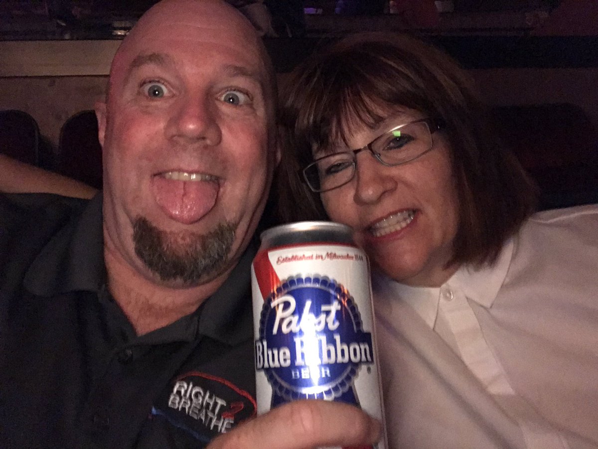Timmah788's tweet photo. Rocking the @PabstBlueRibbon tonight at @MandalayBay to see @TheB52s - #TheLiveShackRocks https://t.co/82vDR5ETxk