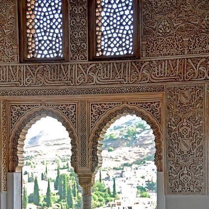 في ذلك الفرودس أشرق شمسنا 
حِيْنًا وكنا للثُّرَيَّا ننتمي
كنا السِّراجُ أقام يُزْهِر عندما 
سَرَت البَرِيَّةُ في ضلال مُبْهِمِ
#الاندلس