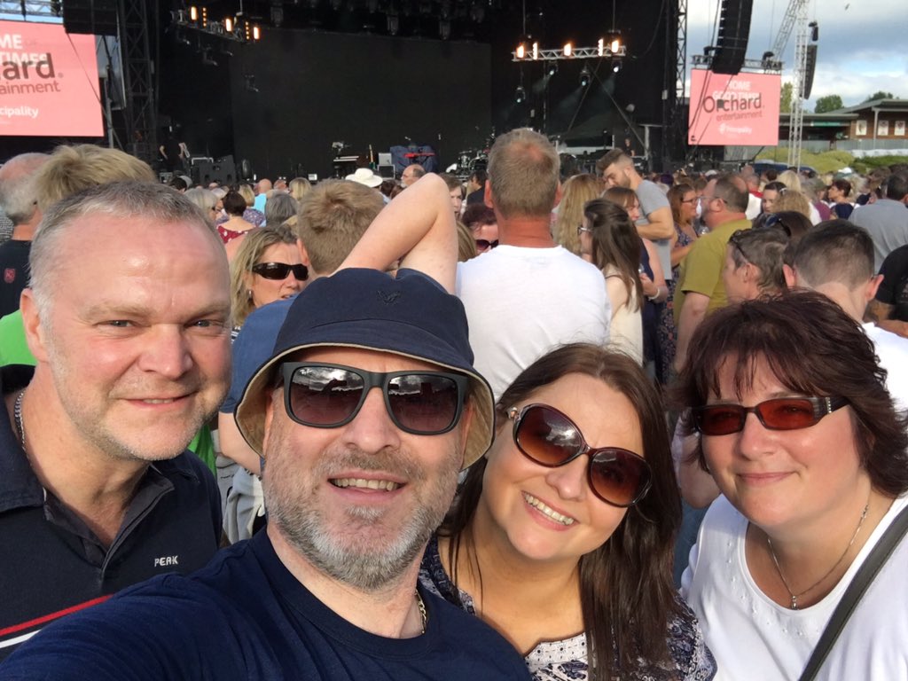 DaveRoberts121's tweet photo. #BACOLWYN READY FOR THE MAN!!..... #getuptour π€ππ» https://t.co/GDWpH0npxn