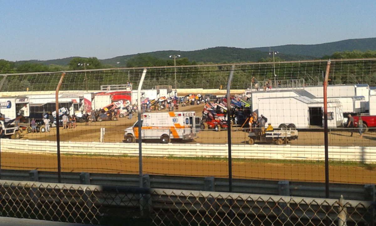 SulaynGarber's tweet photo. Beautiful night for the #paspeedweek2017 finale at @RaceSelinsgrove @WingedNation #TweetYourSeat https://t.co/Y5ATJz6iaR