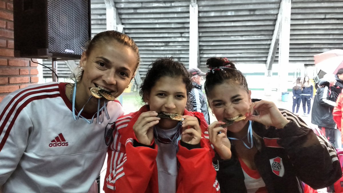 HockeyRiver's tweet photo. Goleadoras de #LNHA ,#LNH2017  @EstefiCasca ,@Solvi14 , y @EugeniaaRamirez , #vikingas2017 🏑🎖🎖🎖 https://t.co/7YqSoE1mH5