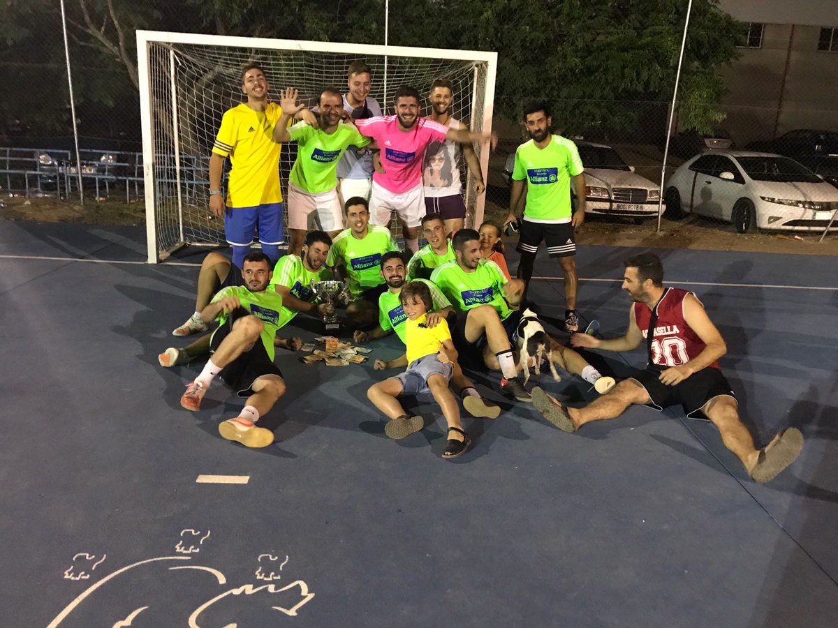 Rpoli11's tweet photo. Campeones el #LaPuebla #1000€ #5final https://t.co/BBVawWPJCM