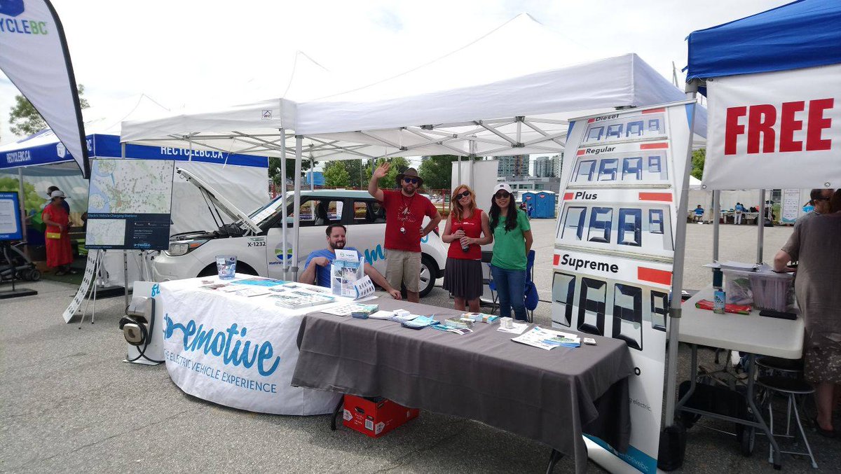 CityofVancouver's tweet photo. Come check out the #csol17 and chat about electric vehicles! #PopUpCityHall #Emotive @CarnavaldelSol https://t.co/9GOZsNHF0C