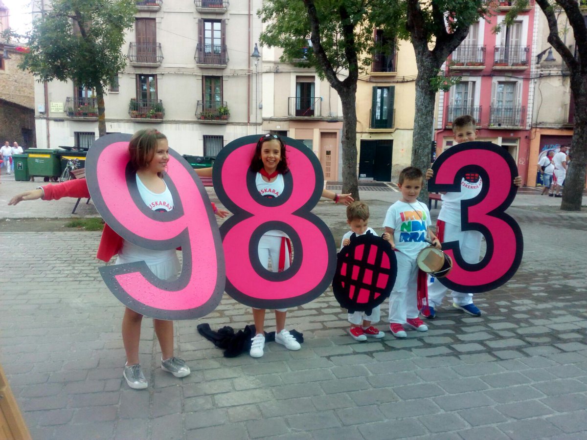 fm983irratia's tweet photo. Gure frekuentzia adierazteko irudi ederragorik, nekez #Oplaza #fm983 #SFK17 https://t.co/mp5Z7keEqB
