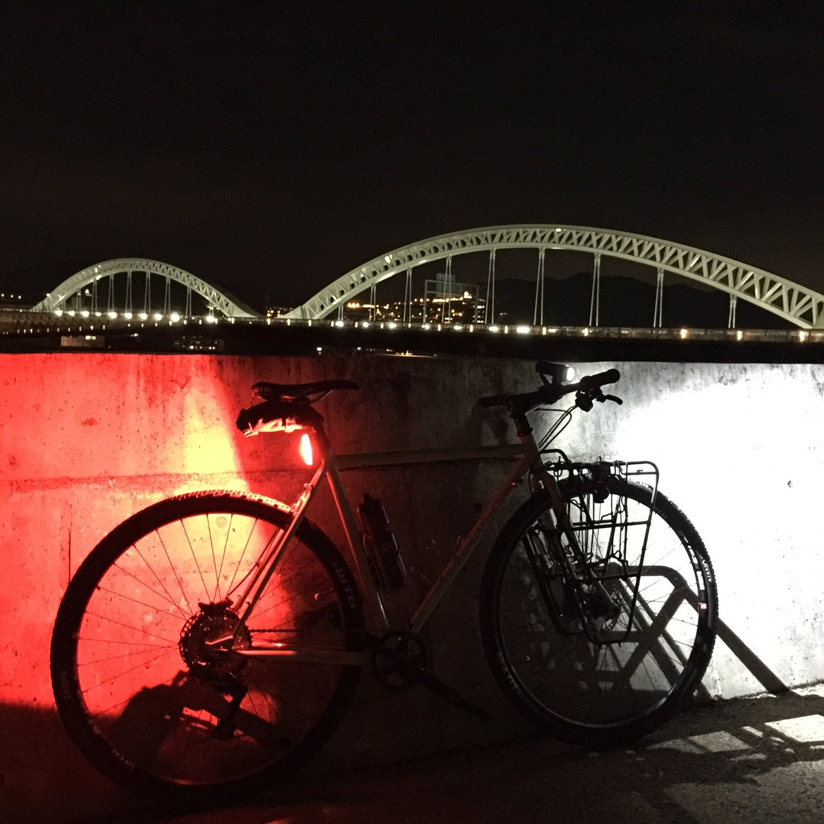 pika_hiroshima's tweet photo. ナイトライド楽しい😍
夜走ると風景が変わって見える👌

#ridehiroshima
#nightride 
#surlystraggler 
#surly 
#mystraggler 
#grumpy_bike https://t.co/I5dgN6KZkn