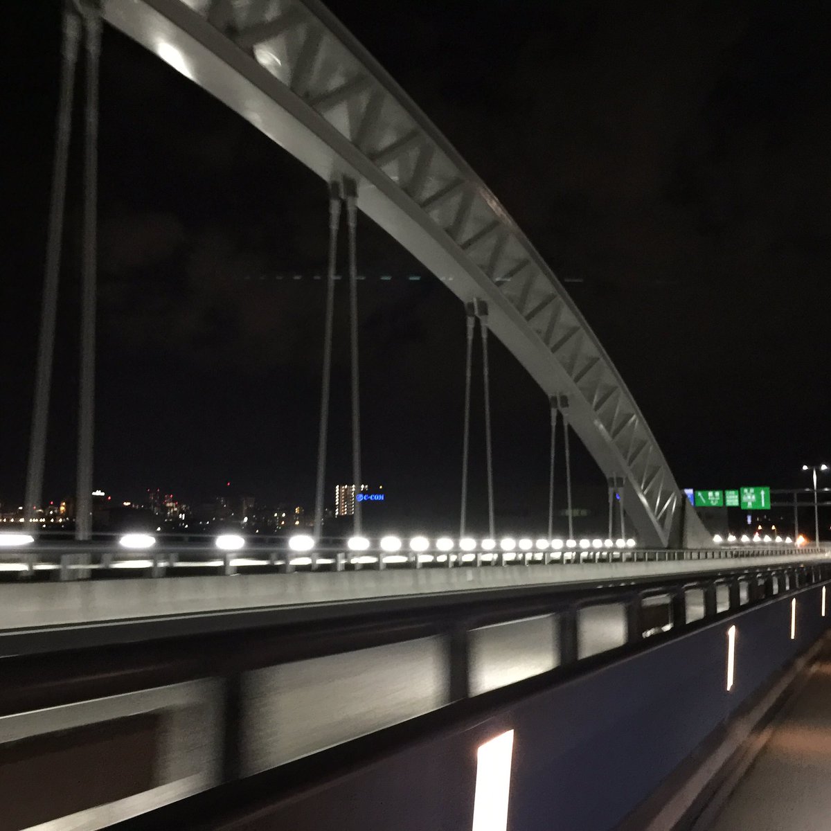 pika_hiroshima's tweet photo. ナイトライド楽しい😍
夜走ると風景が変わって見える👌

#ridehiroshima
#nightride 
#surlystraggler 
#surly 
#mystraggler 
#grumpy_bike https://t.co/I5dgN6KZkn