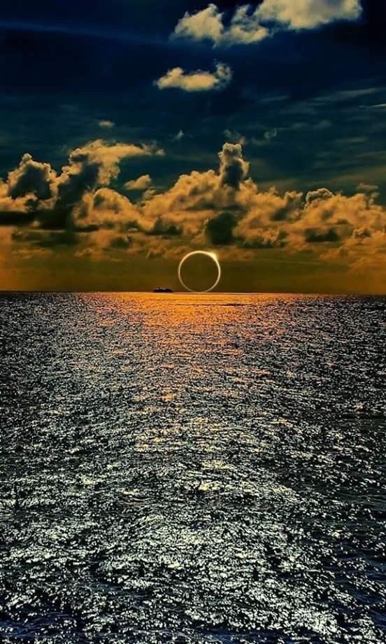 WonderfuIEarth's tweet photo. Stunning eclipse in Indonesia https://t.co/5uweWZlrOU
