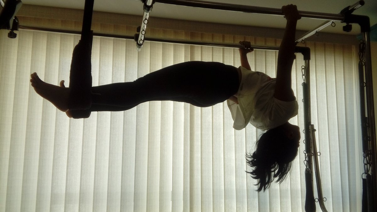 BiaFlw_'s tweet photo. Terminando de ferrar meu ombro em um exercício 😂😂 mas Pilates é vidaaa
#quaseformada #sómais2fds #rebenta #Pilates https://t.co/Vf4X3pawZW