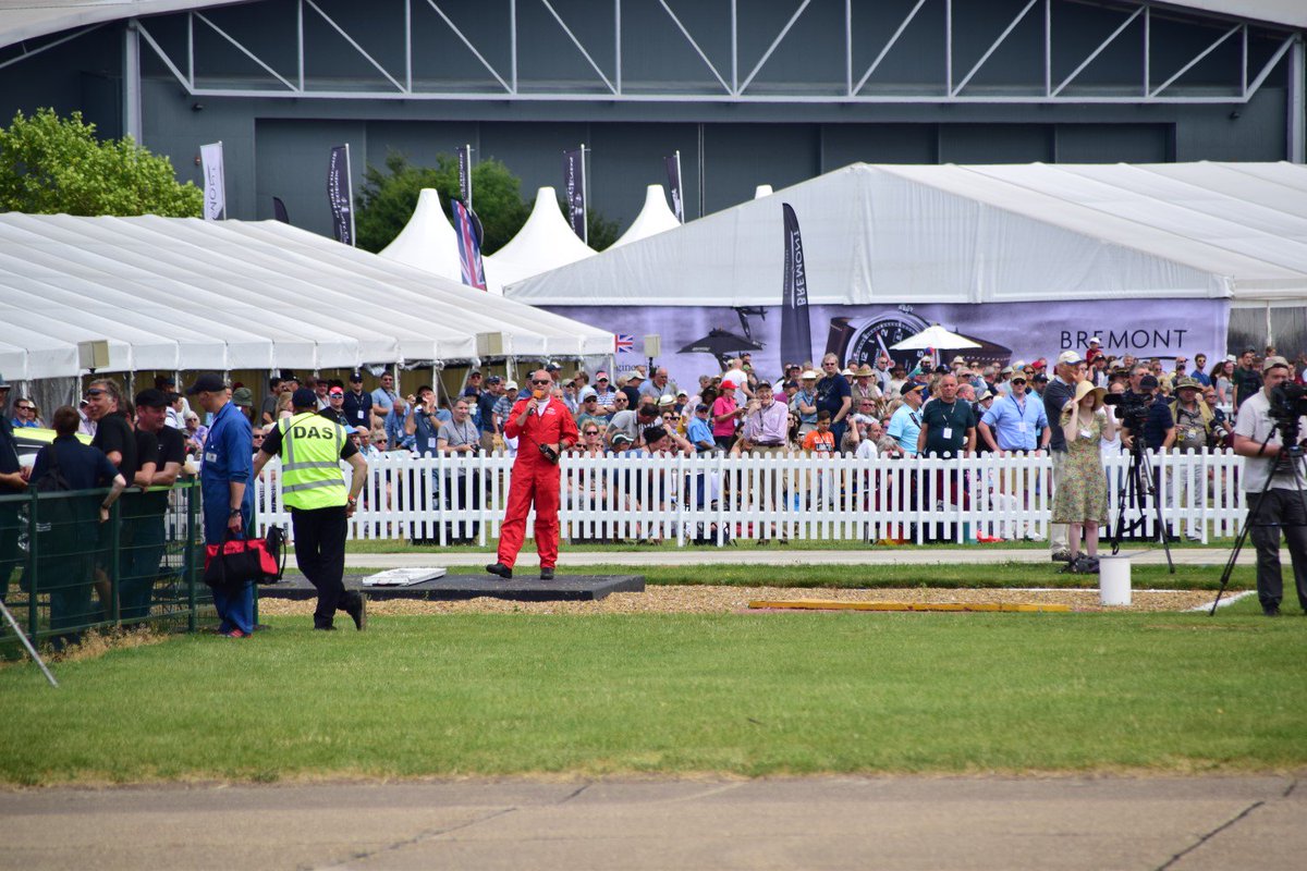 Munrowalker42's tweet photo. Anyone recognise this chap? Spotted today at #Duxford #FlyingLegends @RAFRed10 @rafredarrows #AmazingDisplay 👍😀🙌 https://t.co/tDW0S6zH1t