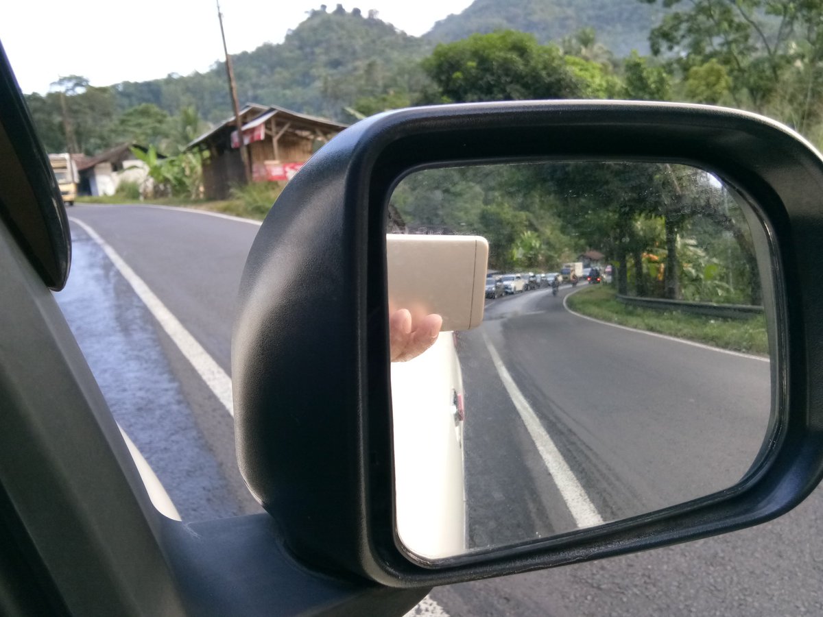 Donny_Flowrisa's tweet photo. Arah bandung dari tasik menuju bandung tepatnya di tanjakan gentong saat ini macet total " antrian kendaran tersendat hingga 3 -4 km https://t.co/QibMZuZDc6