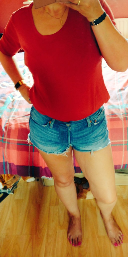Sajleaney's tweet photo. Lost 3stone this year... Feeling great
Top now too loose paired with .... waist size 28 Levi 501 shorts. 😀 https://t.co/FPYC7y0NK8