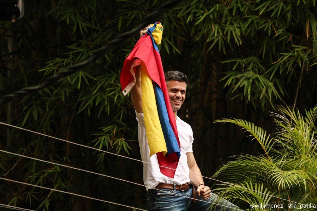 la_patilla's tweet photo. Leopoldo López se presenta ante el mundo con la bandera de Venezuela (Fotos y Video)
https://t.co/opsHZWTt8i https://t.co/FL0FJc5y3F