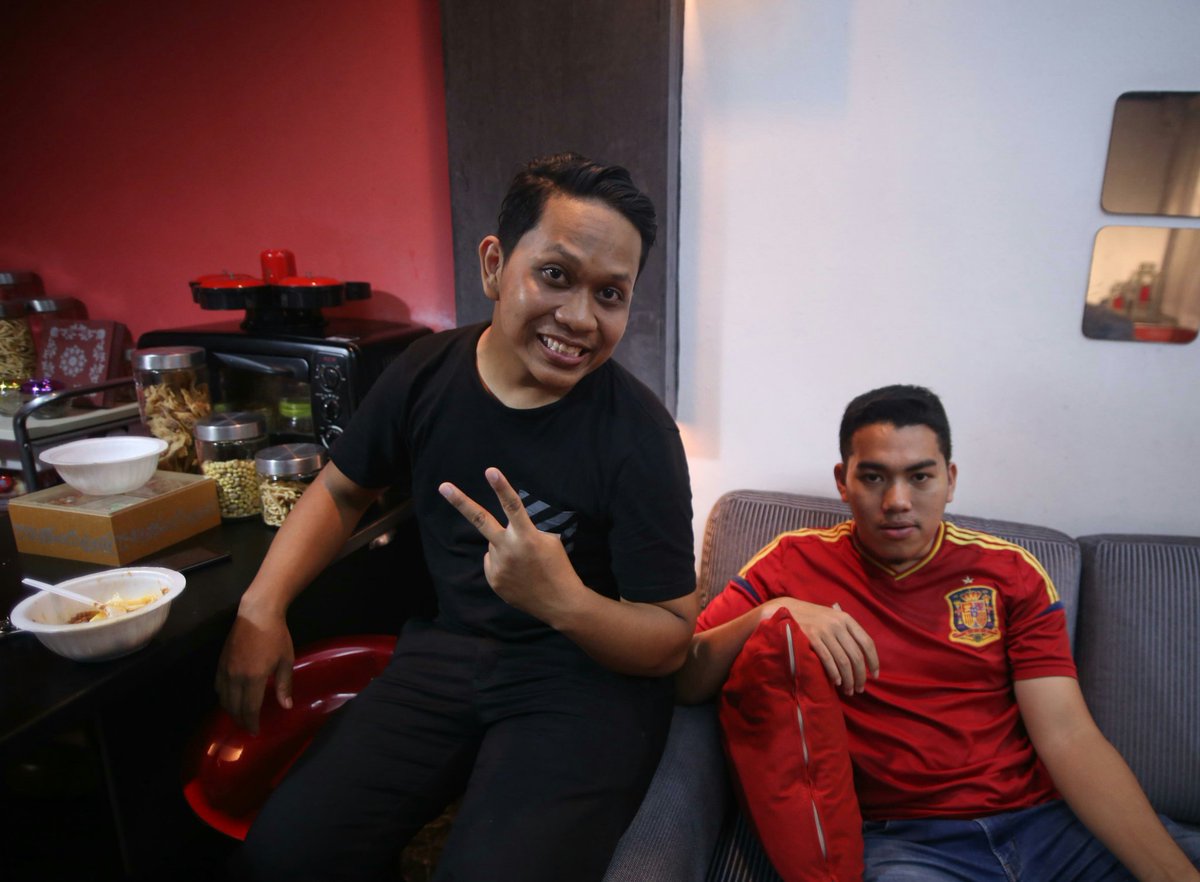 lightmotionpro8's tweet photo. Zainal is just happy eating food and Afieq from @pixeledgepro just figuring out stuff 😂 https://t.co/w7x3y541lW