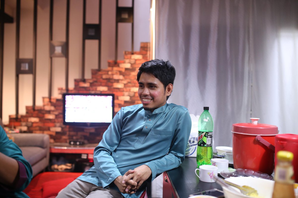 lightmotionpro8's tweet photo. We owe to Aiman taking cool pictures while we all eat. But upon taking the official group photo, he's battery died😑 no thanks to aiman also😂 https://t.co/HdrSUa6yJ5