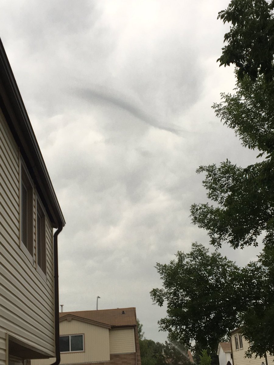 ThePintographer's tweet photo. @AlbertaTornado forming southeast edmonton in mill woods. https://t.co/TRifCpIy2b