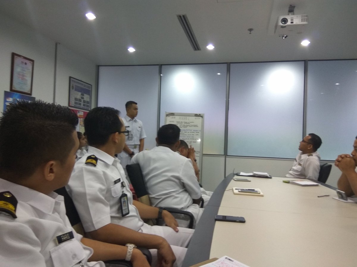 fadhilsamsuddin's tweet photo. #Braimstorming session by LK II PNK Hafiz bertajuk #HIRARC di Both Watches BIJ Mk TL.
#amalanbaik
#safetyandhealth
@gkanedi @kdptldm https://t.co/mxYQ6NdqpY
