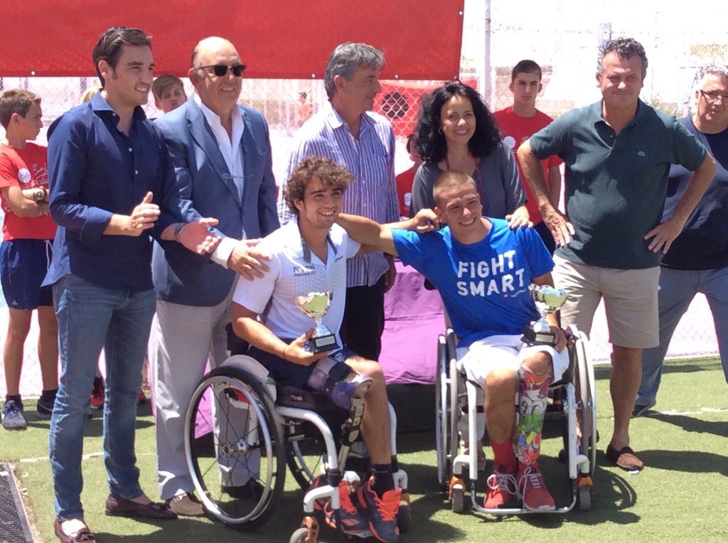 Alvaro_Cimarra's tweet photo. Lujazo estar al lado de este titán de la vida y del #deporte. Mucho que aprender de tí @DaniCaver Orgulloso miembro del #TeamCaver #GODani💪🎾 https://t.co/YmxSRoLDV8