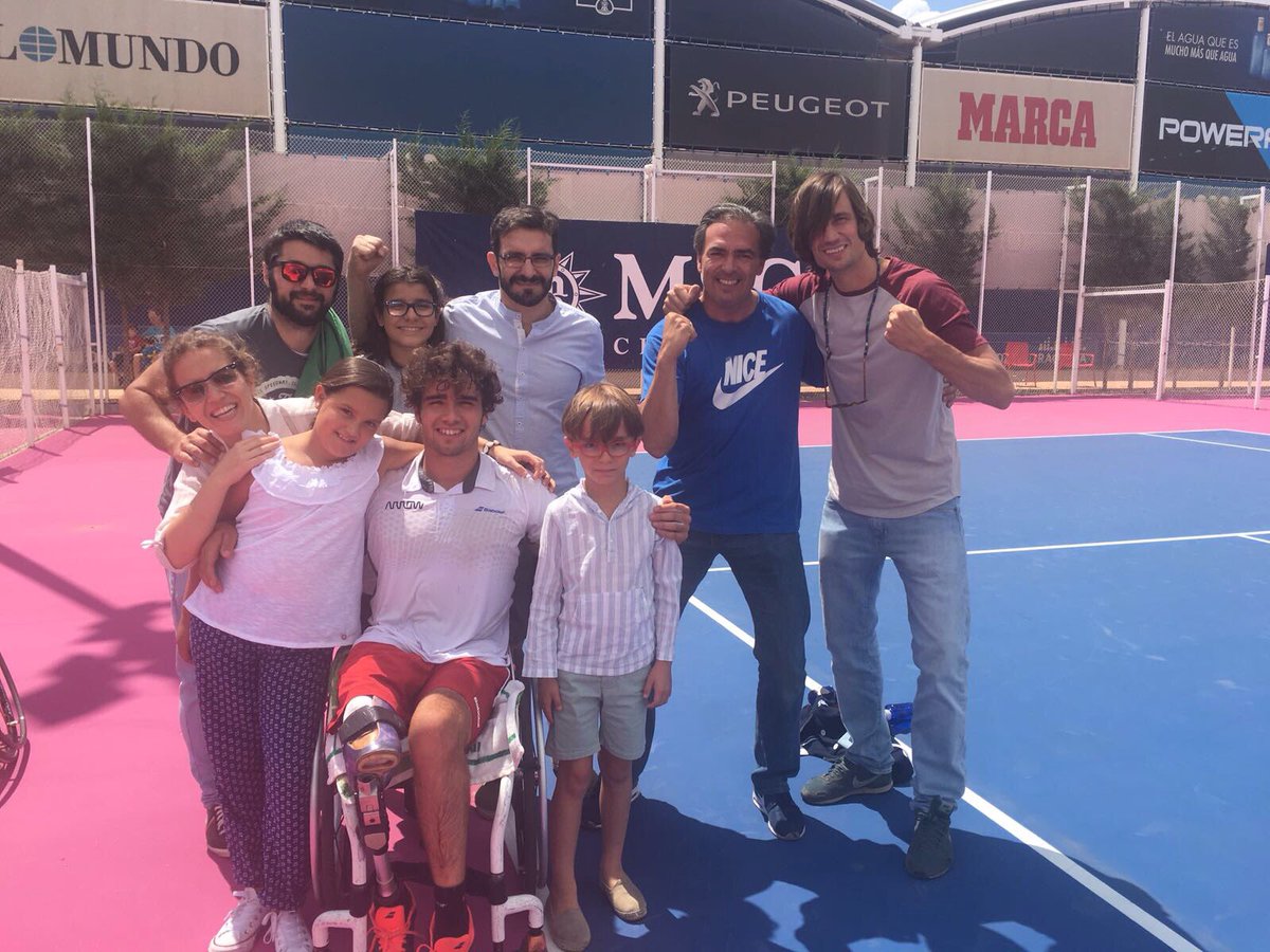 Alvaro_Cimarra's tweet photo. Lujazo estar al lado de este titán de la vida y del #deporte. Mucho que aprender de tí @DaniCaver Orgulloso miembro del #TeamCaver #GODani💪🎾 https://t.co/YmxSRoLDV8