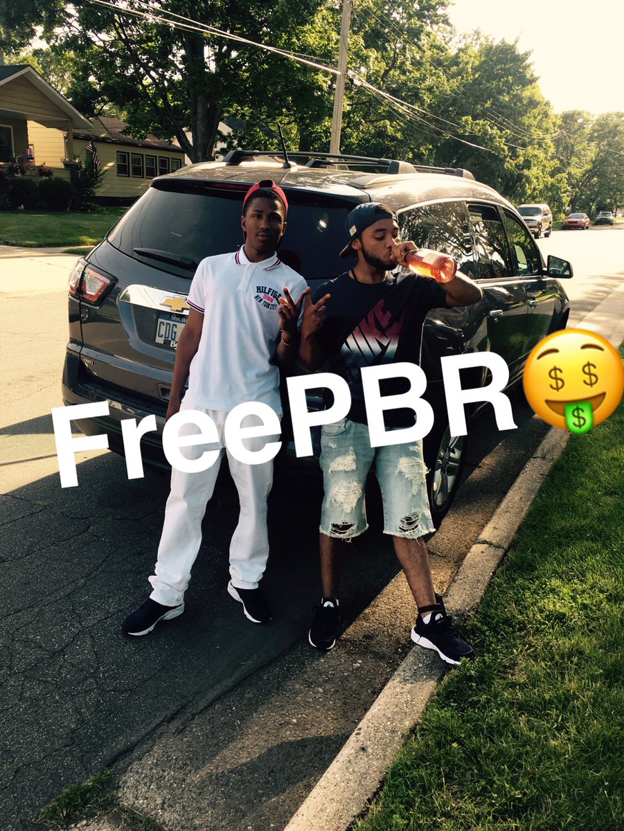 __LambooKeef's tweet photo. 🍾💰#FreePBR https://t.co/RVkIB85Cmz