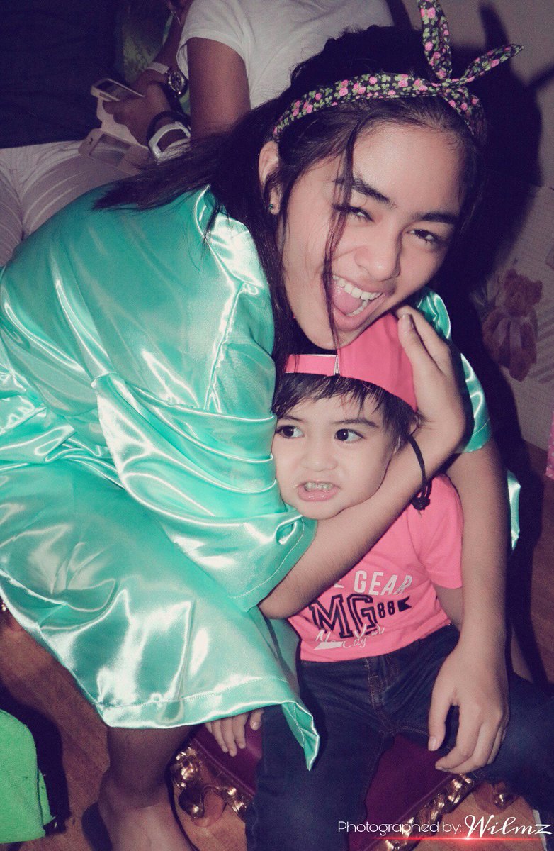 Wilma_Does's tweet photo. Nanggigil sya sa pamangkin ko😳😂 https://t.co/503B8gzDMq