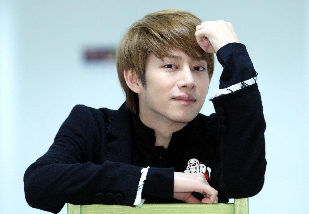  Happy birthday to the space big star Kim Heechul~!     We love you so much~! 