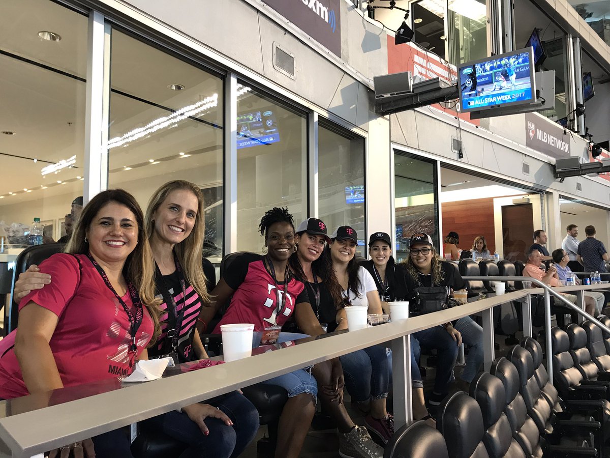 RRivera0822's tweet image. Enjoying All-Star Legends &amp;amp; Celebrity game with #asweek @TMobileAtWork @bnash001 @RJGomezIII @TonyCBerger joy