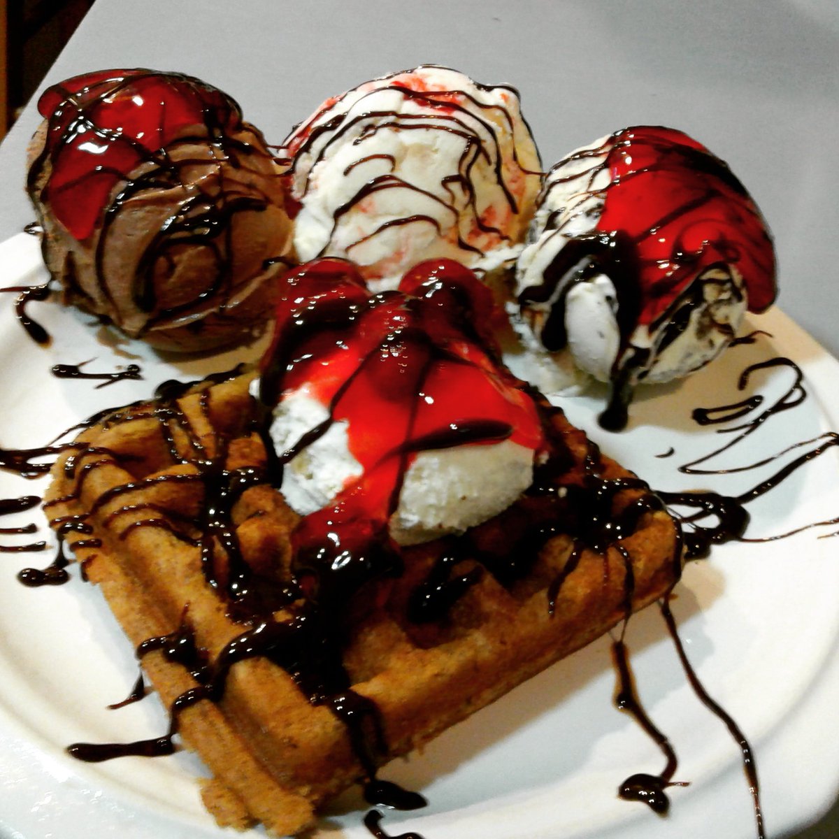 AJLester11's tweet photo. SBERRY CHEESECAKE WAFFLE SUNDAE🤗😍 #NanaWAFFLE #SweerCrCheese #SBerryChCake #PBPie #TripChoc #IC #SBerrySauce #HotFudge #GinormousFood #LOVE https://t.co/OnrybOEgep