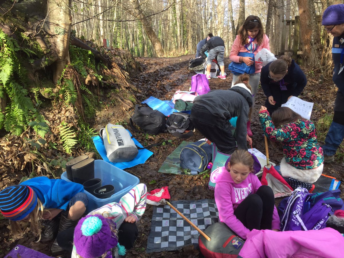 ktecollins's tweet photo. Purple group having a turn! #freshwaterecology #STEM #womeninstem @GirlGuidingNZ @UCNZbiology #UC_FERG #wintercamping #kicknet #bugID https://t.co/ZKEmzPuNGL