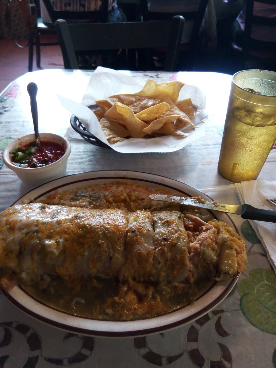 AlwaysSommer's tweet photo. For good days, sad days and tommorow-will-be-better days
#burrito
#MexLife https://t.co/4J49bimp8N