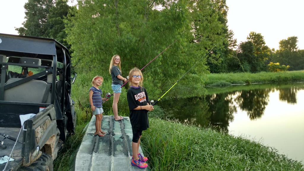Carter_Cattle's tweet photo. Good way to spend the evening. We've drowned 18 worms and caught a dozen or so fish https://t.co/ZjFgToNOuI