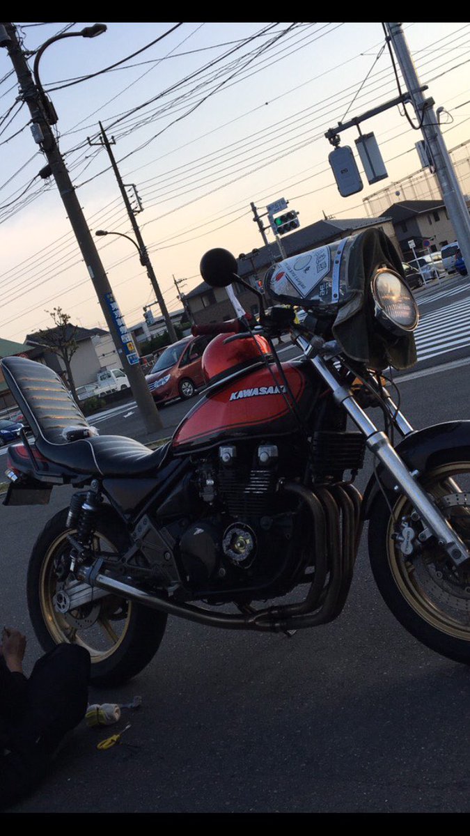 bike0213s's tweet photo. ゼファー売ります！
マフラーはワルツ機械です。
風貌だけ外します。
セルで掛からないため、押しがけでの始動になります。
一括30から条件によっては値下げも可能です。
詳しい事はDMでお願いします！
#ゼファー #xjr #バブ #cbx #cbr https://t.co/pCGaF0s1w8