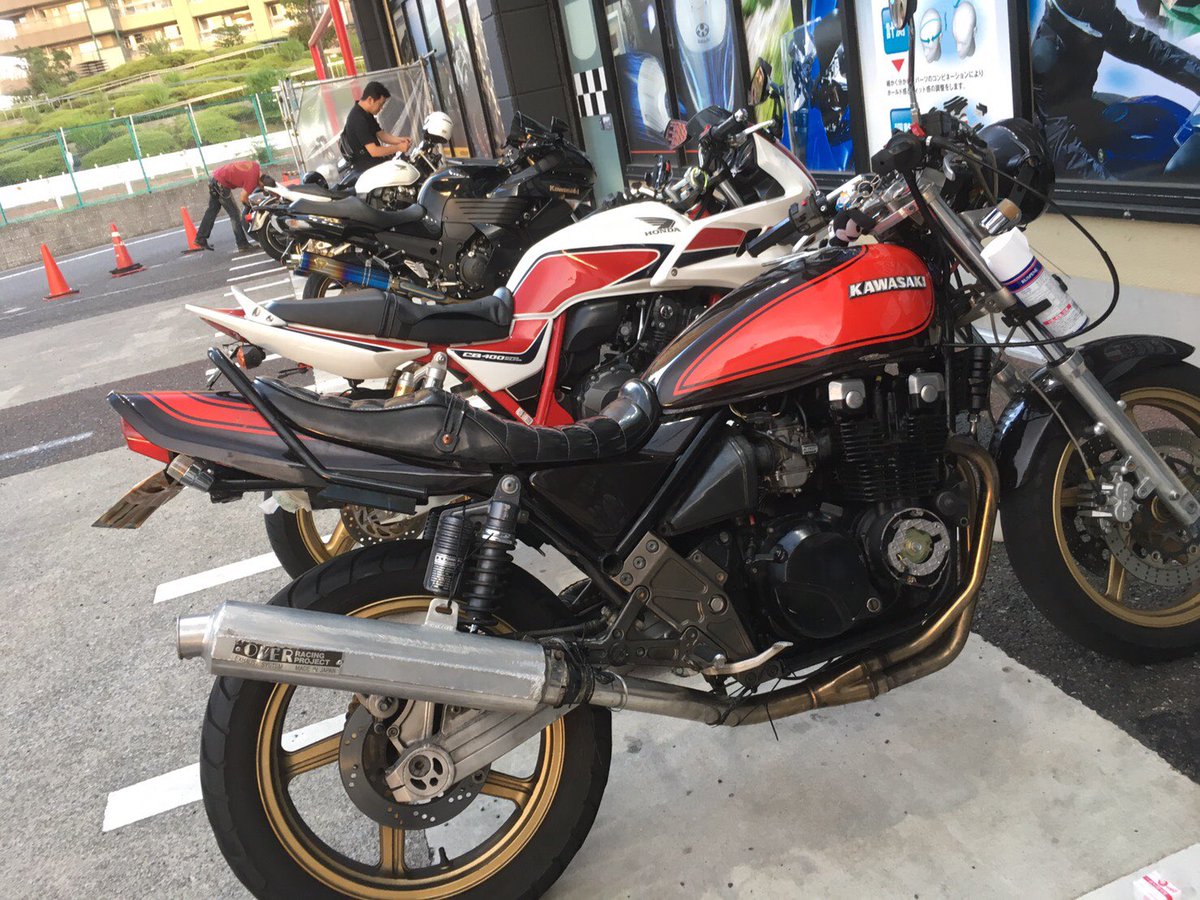 bike0213s's tweet photo. ゼファー売ります！
マフラーはワルツ機械です。
風貌だけ外します。
セルで掛からないため、押しがけでの始動になります。
一括30から条件によっては値下げも可能です。
詳しい事はDMでお願いします！
#ゼファー #xjr #バブ #cbx #cbr https://t.co/pCGaF0s1w8