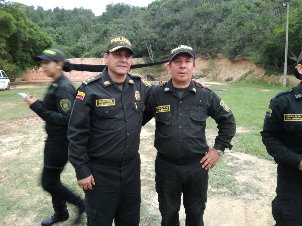 cadabefi's tweet photo. Una experiencia inolvidable que llevaré x el resto de mi vida gracias mi #PoliciaPorUnDia @PoliciaBmanga @YimmiTovar @djlopez0210 https://t.co/azU5bNGZL8