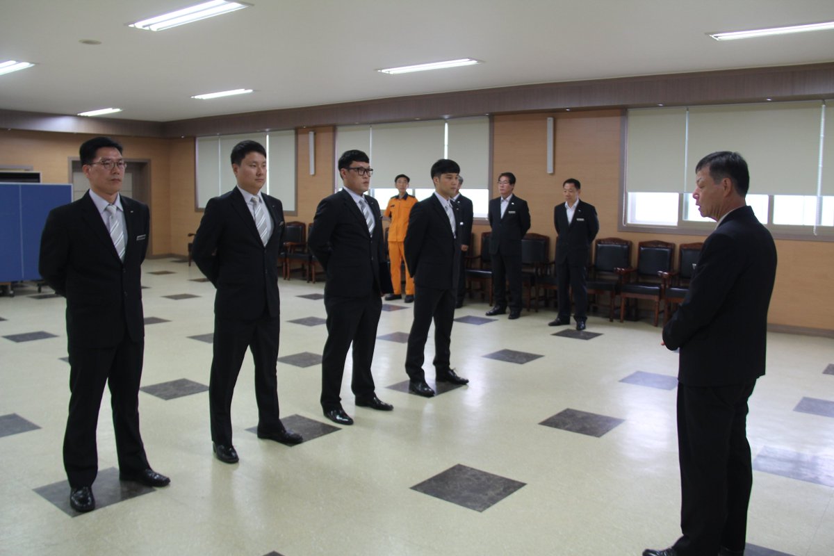 김천소방서는 7월 10일자로 지방소방위 이하에 대한 서내 인사이동을 단행했습니다. 김천소방서 승진 5명, 전입 5명 및 내부 부서이동 22명이 각 부서에 배치를 받았습니다.