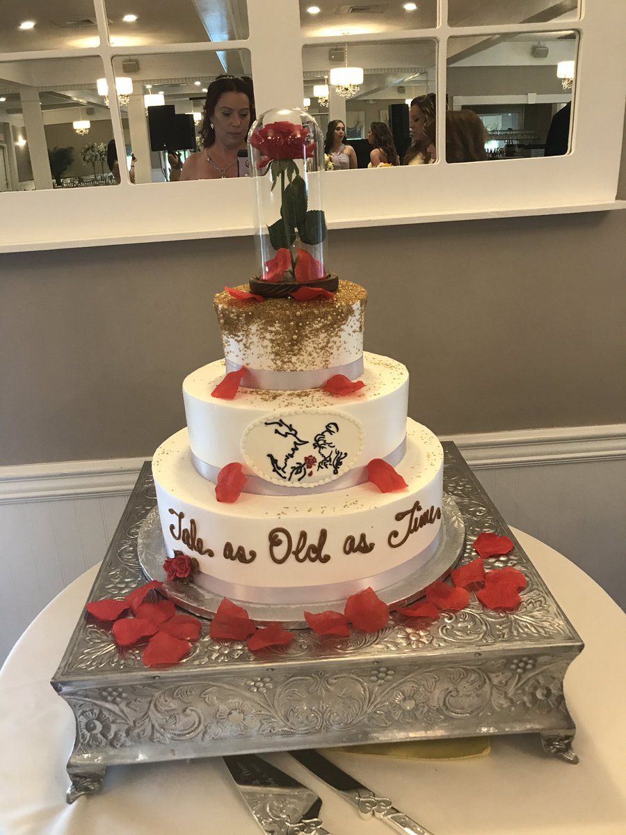 suesah82's tweet photo. #BeautyAndTheBeastCake #BeautyAndBeastWedding #springlakemanor #chocolatecarousel @ChocoCarousel https://t.co/uXw6DdMSJl
