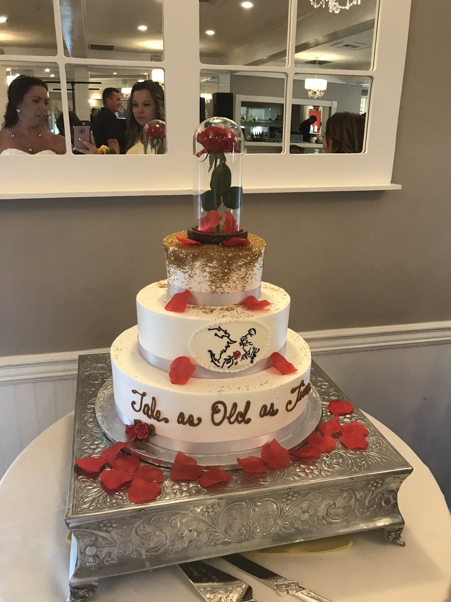 suesah82's tweet photo. #BeautyAndTheBeastCake #BeautyAndBeastWedding #springlakemanor #chocolatecarousel @ChocoCarousel https://t.co/uXw6DdMSJl
