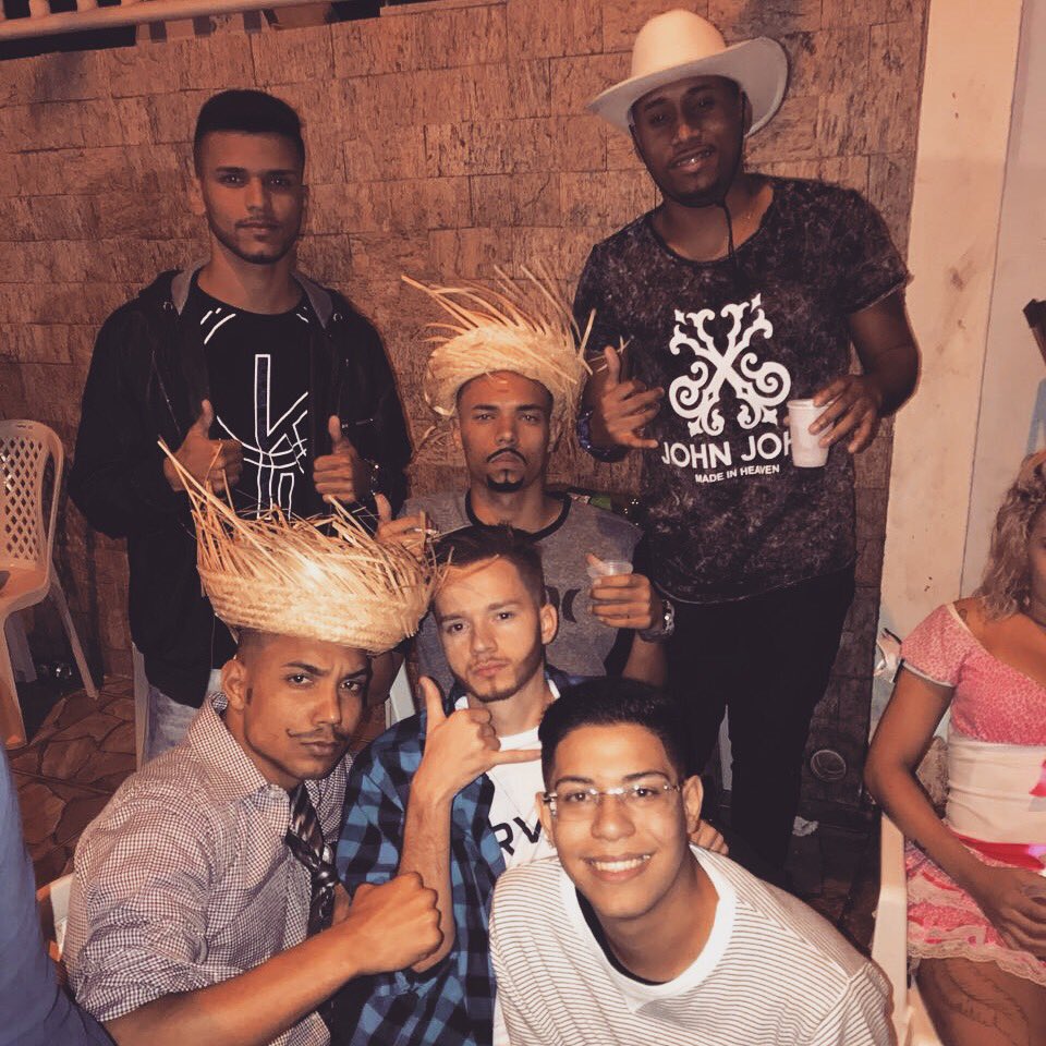 Gbalvino's tweet photo. Arraia Bjm, equipe Ambev 🕺🏼🍻🎉🎊 https://t.co/v4kuKfHs9m