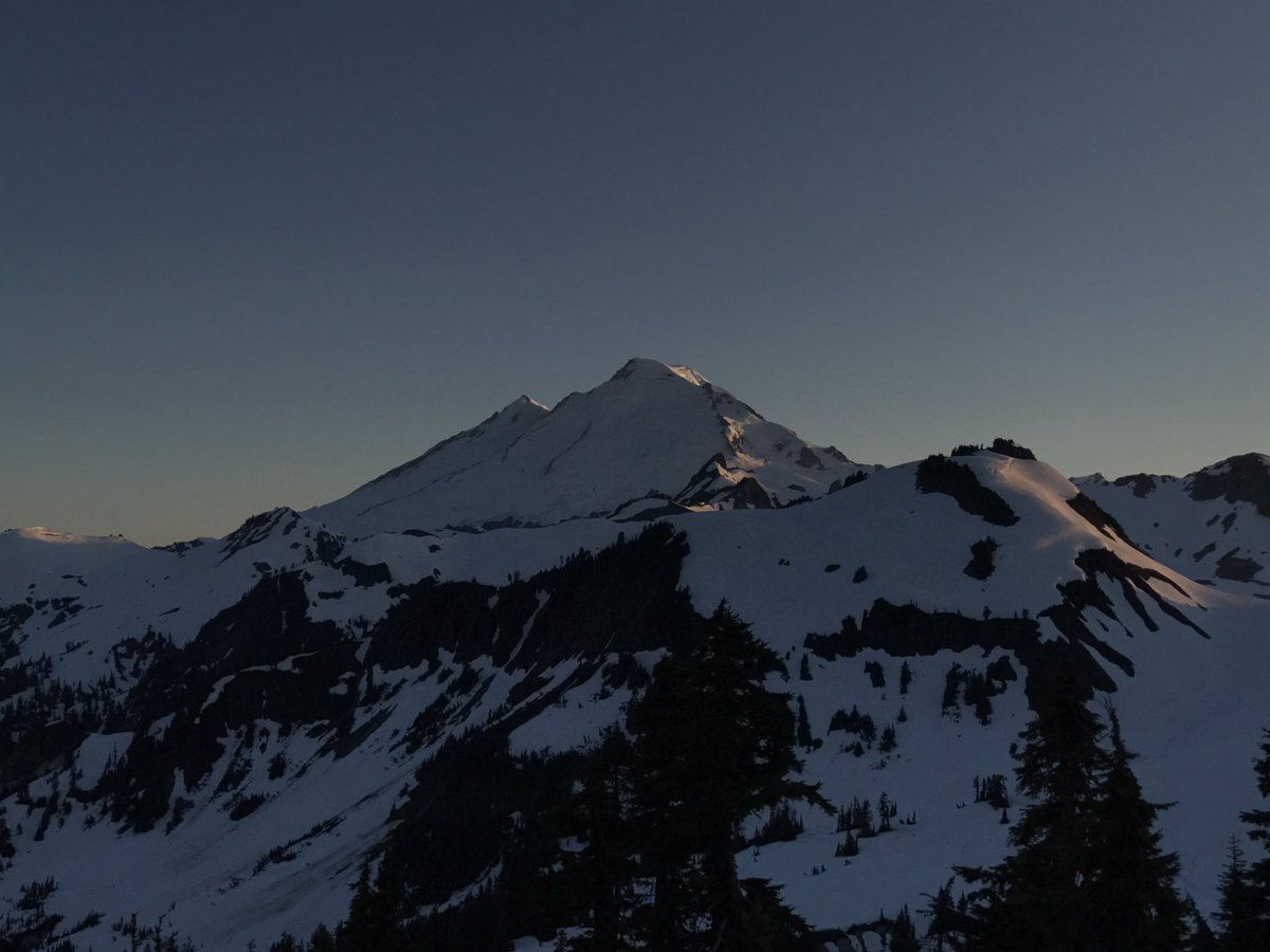dustincrum's tweet photo. Sometimes the conditions are perfect and you capture that moment. #mtbaker #sunset #pnw https://t.co/FNGlfJXqxn
