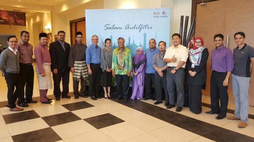 S_Measurements's tweet photo. SMT together with former SIRIM President &amp; CEO Dato' Dr. Zainal Abidin as well as customers during SIRIM's Raya celebration last week. https://t.co/QhWHGVrQ0H