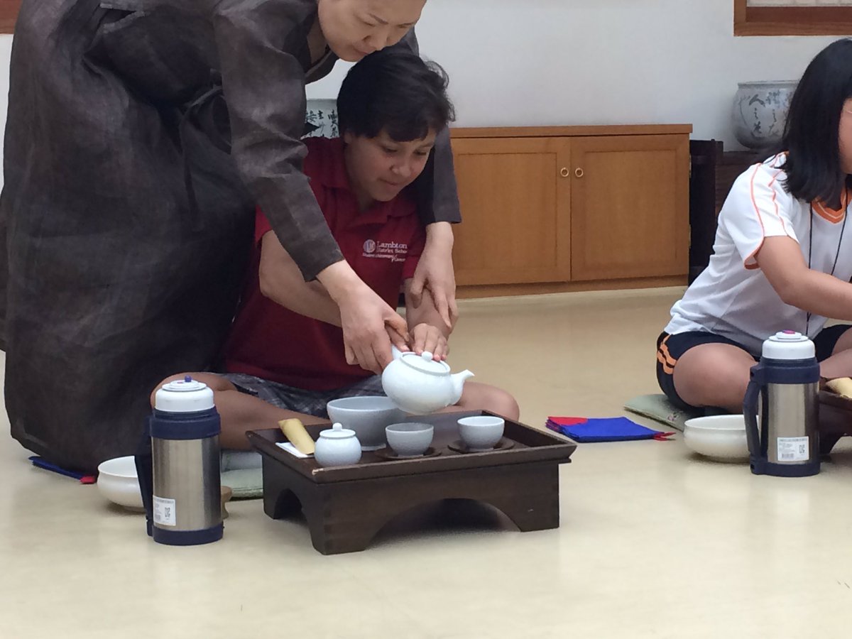 Today we started out our day learning the traditional tea ceremony. #lkdsbinkorea