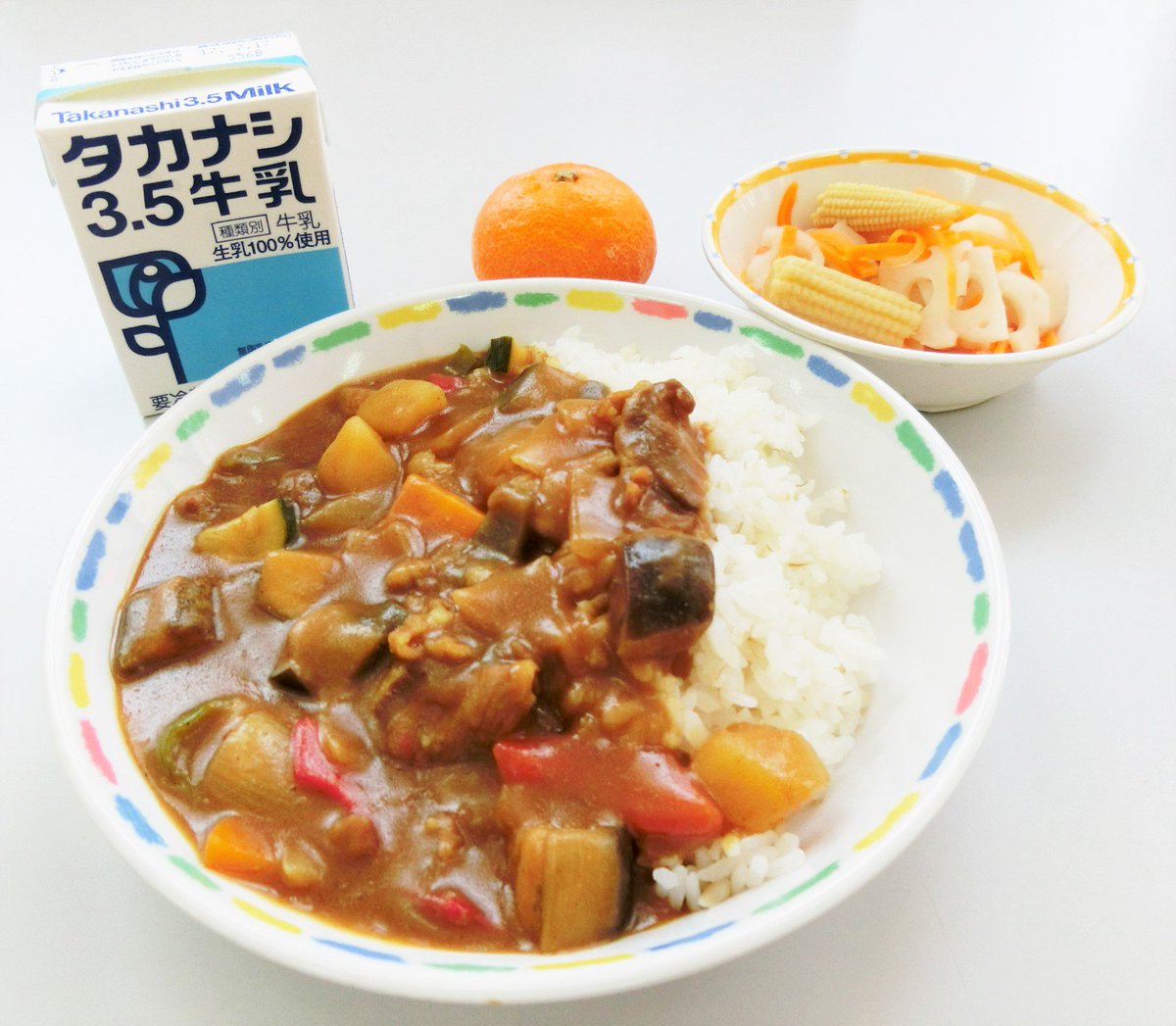 神奈川県立鶴見養護学校 本日の給食 夏野菜のカレーライス 根菜ピクルス みかん 牛乳 755kcal 栄養士落合より 今日のみかんは神奈川県産のみかんです 湘南のかがやき という品種で 甘みのあるみかんです カレーの中には夏野菜の