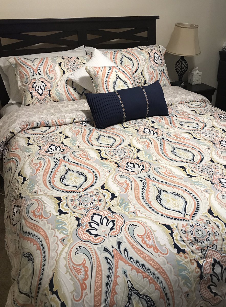 DalyLopez73's tweet photo. That moment you make your bed #newbedsheets at night and it's so pretty you decide to sleep in the sofa. https://t.co/upWXTUmS8Z