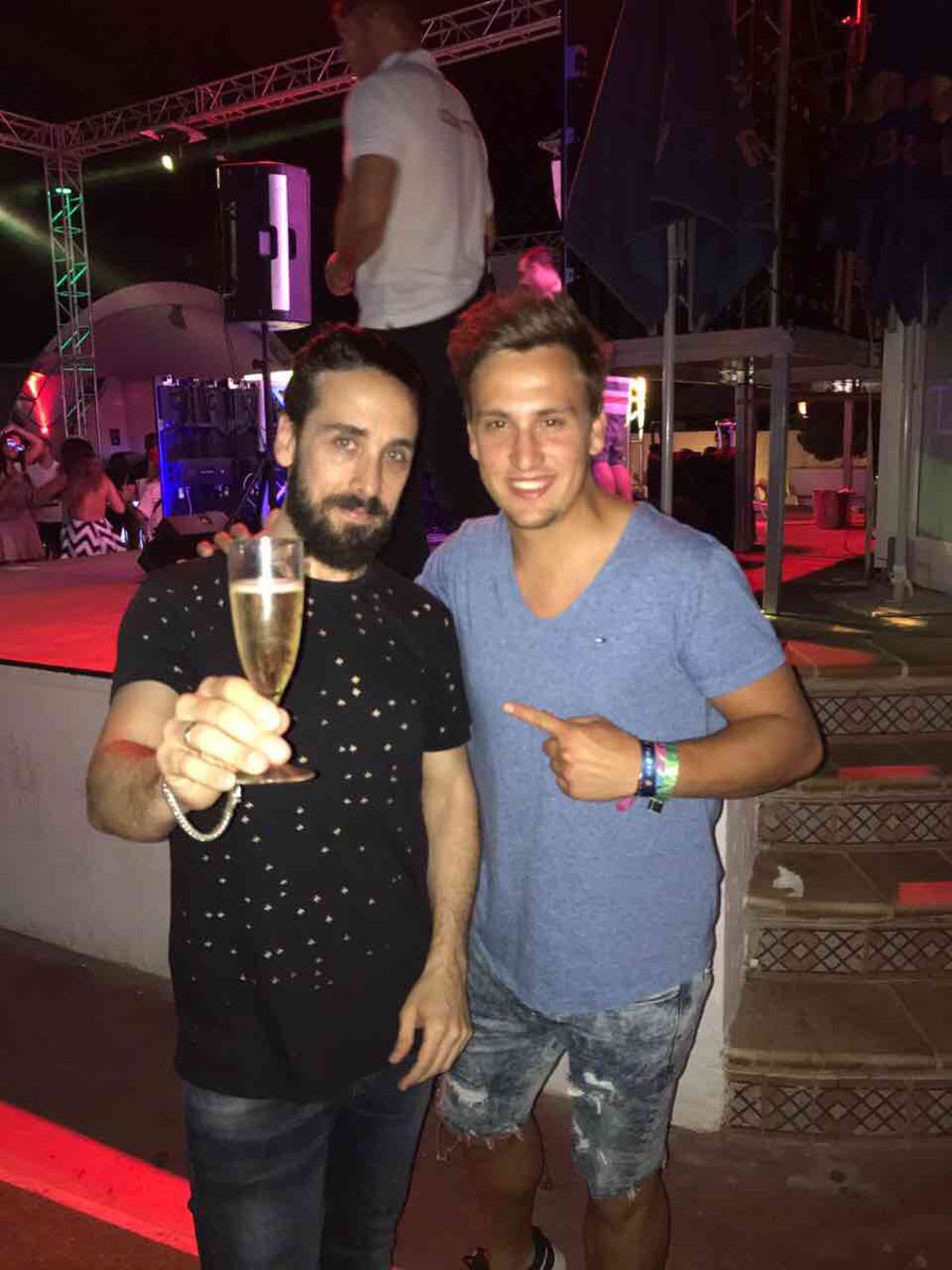 DaveKeller94's tweet photo. Un placer disfrutar de tu set y de conocerte, un abrazo.
Genio y figura 👌🏽@cristianvarela @ManaSanJavierMU @MANA_BEACH #AsianBeach https://t.co/CNamTVVolm