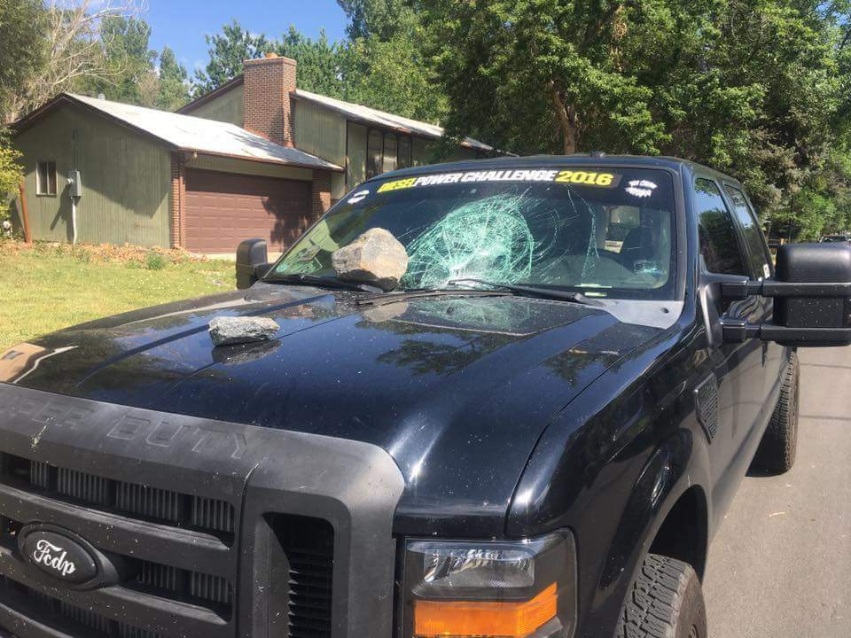 FoundOnPoSC's tweet image. When you don't even do anything, and people still hate your shitty dozer. #PoSC #BroDozer #SmashedWindshield #LiftedFords