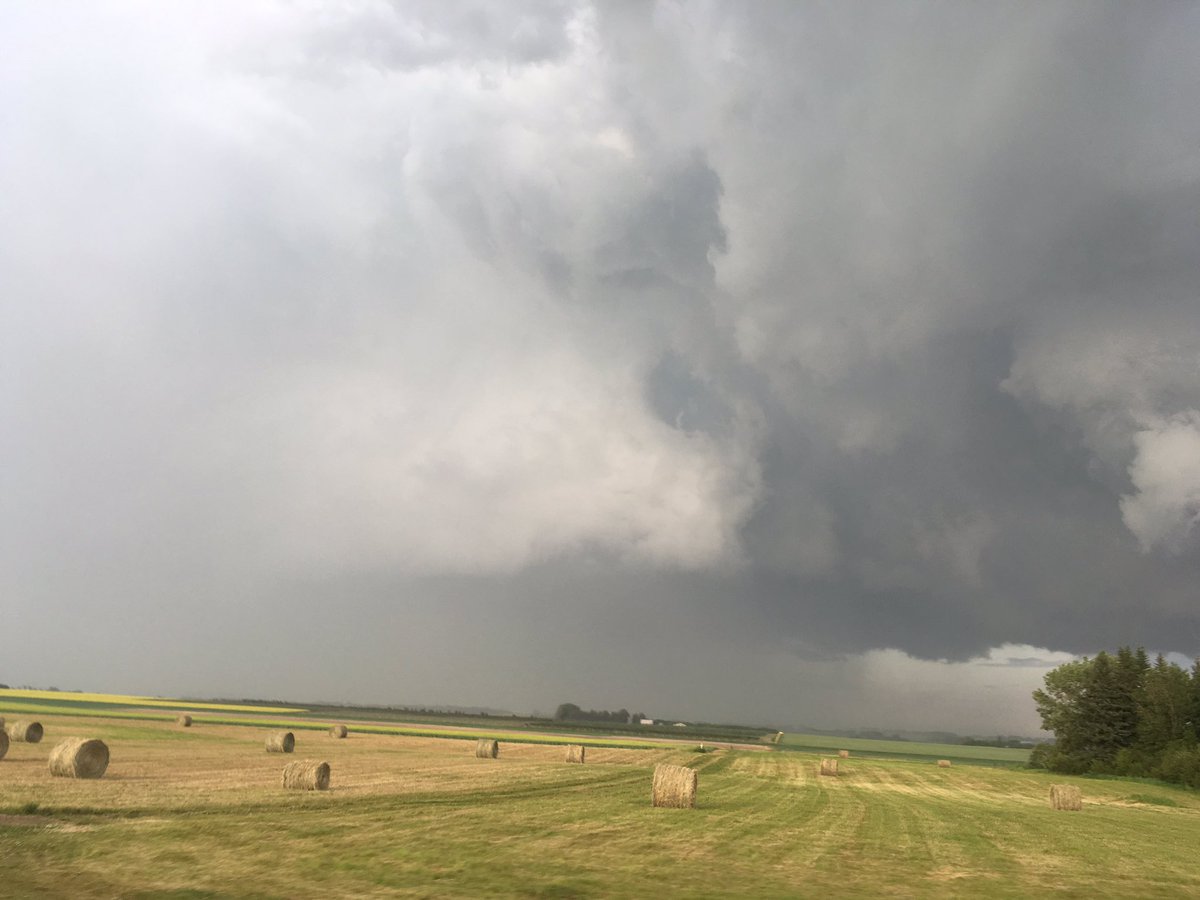 BraydonMoreSo's tweet photo. Circulation NW of Olds, Alberta #abstorm @PrairieChasers 8:19PM https://t.co/S2HPINdOwA