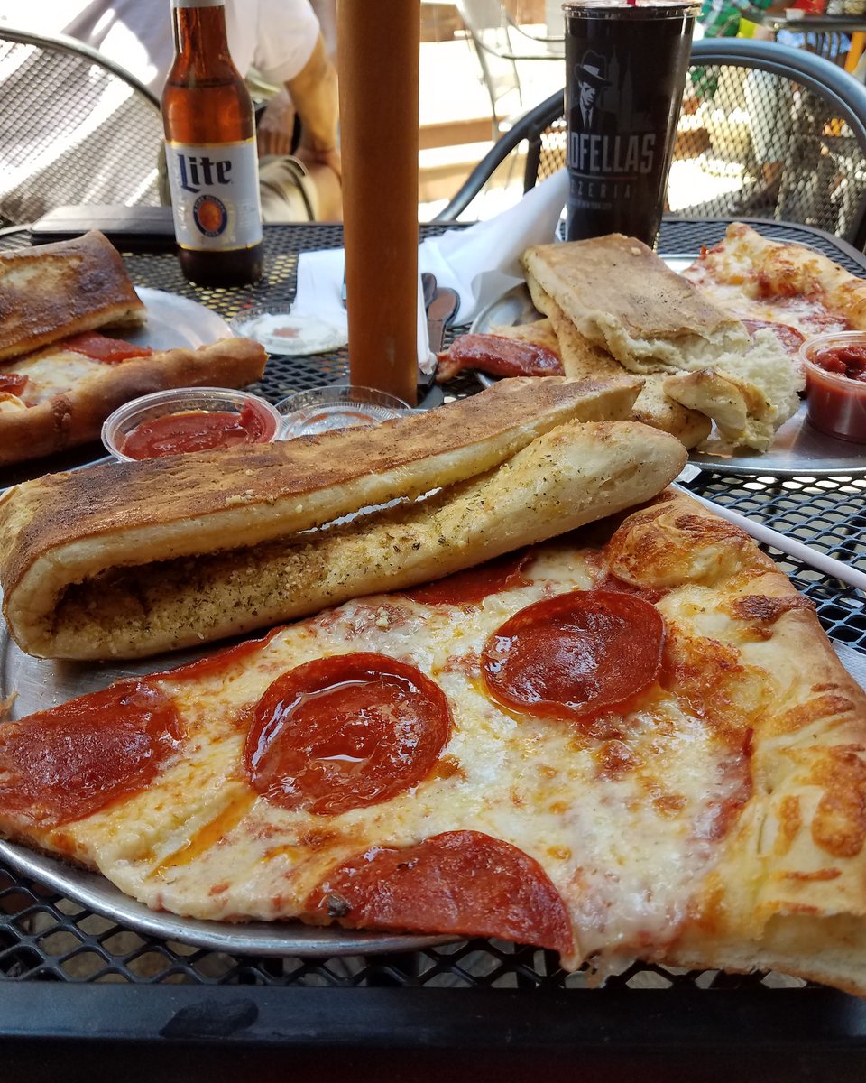 runninglife25's tweet photo. 15 miles of running deserves a treat. #goodfellaspizza #pizzaparty #Foodie https://t.co/kArLQuToTG