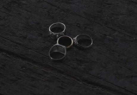 HuntersPlantao's tweet photo. O primeiro fidget spinner https://t.co/IiEusbCkvd