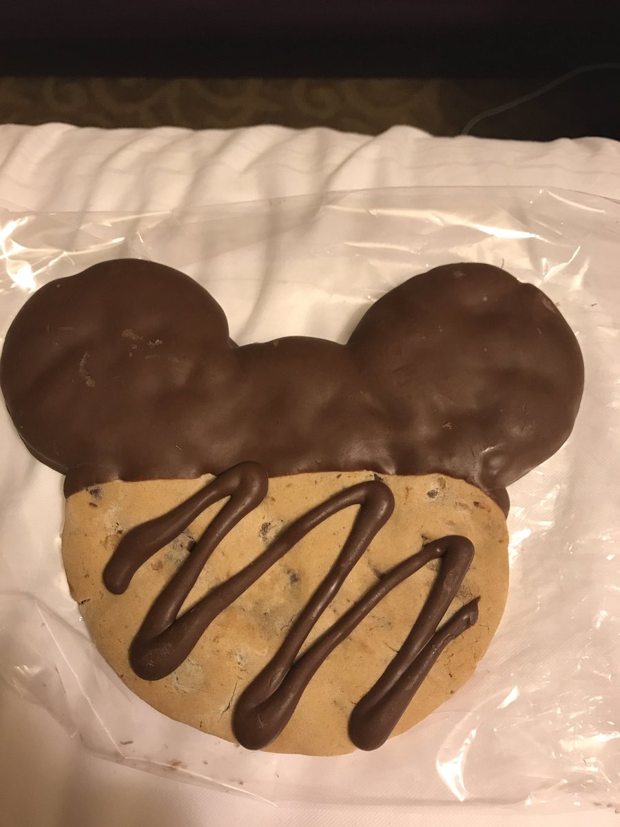 OhanaMemories's tweet photo. Who doesn't love these?!? #MickeyCookie #MainStreetBakery #MainStreetUSA #WDW #DisneyWorld #Disney #CookiesInBed https://t.co/KQzsbfcp1A